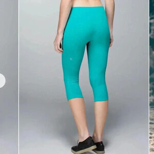 Lululemon in the flow crop 11